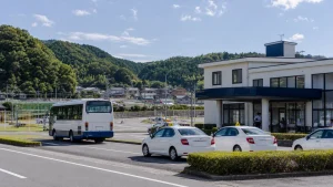 地域の教習所と送迎バス、教習車両を含む免許インフラの承継イメージ