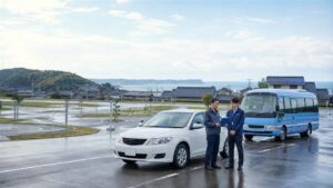 石川県・金沢能登の指定自動車教習所コースで教習車と送迎バスを確認する指導員